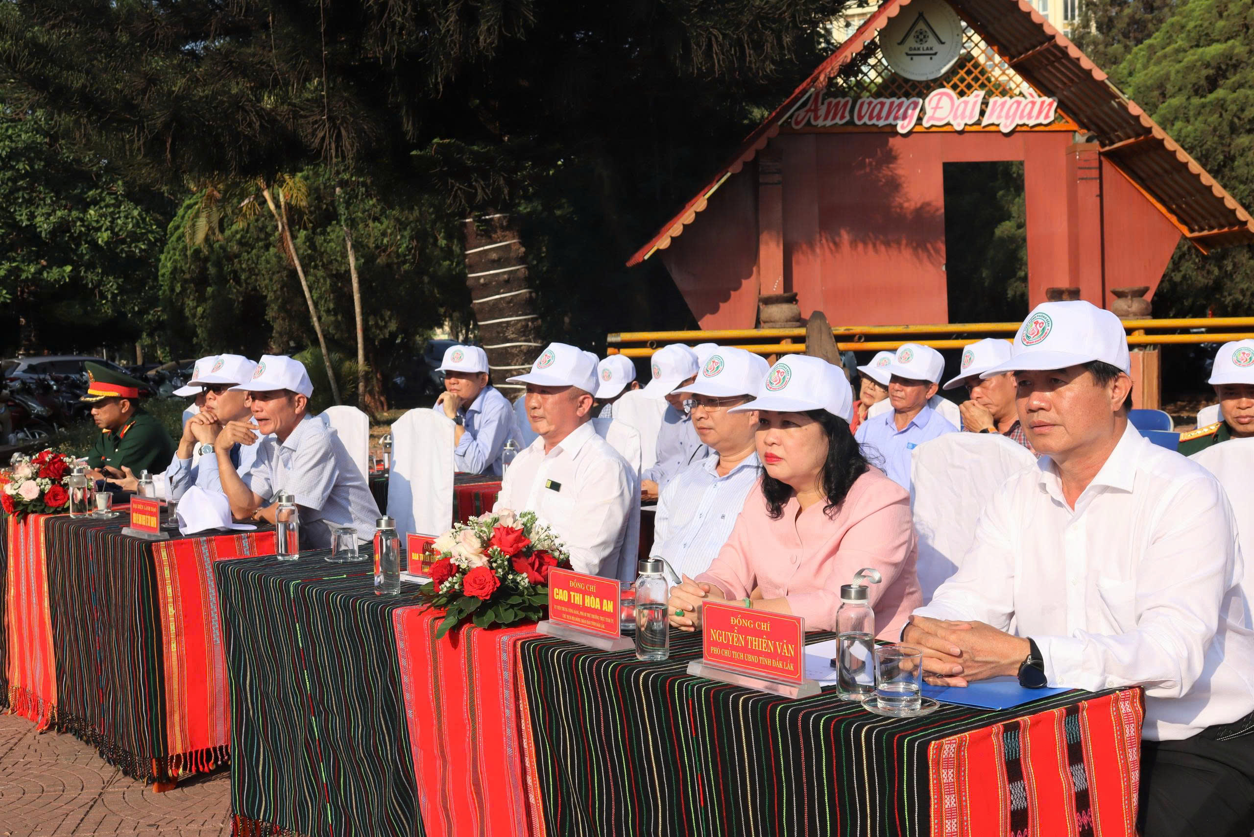 Các đại biểu tham dự buổi lễ.